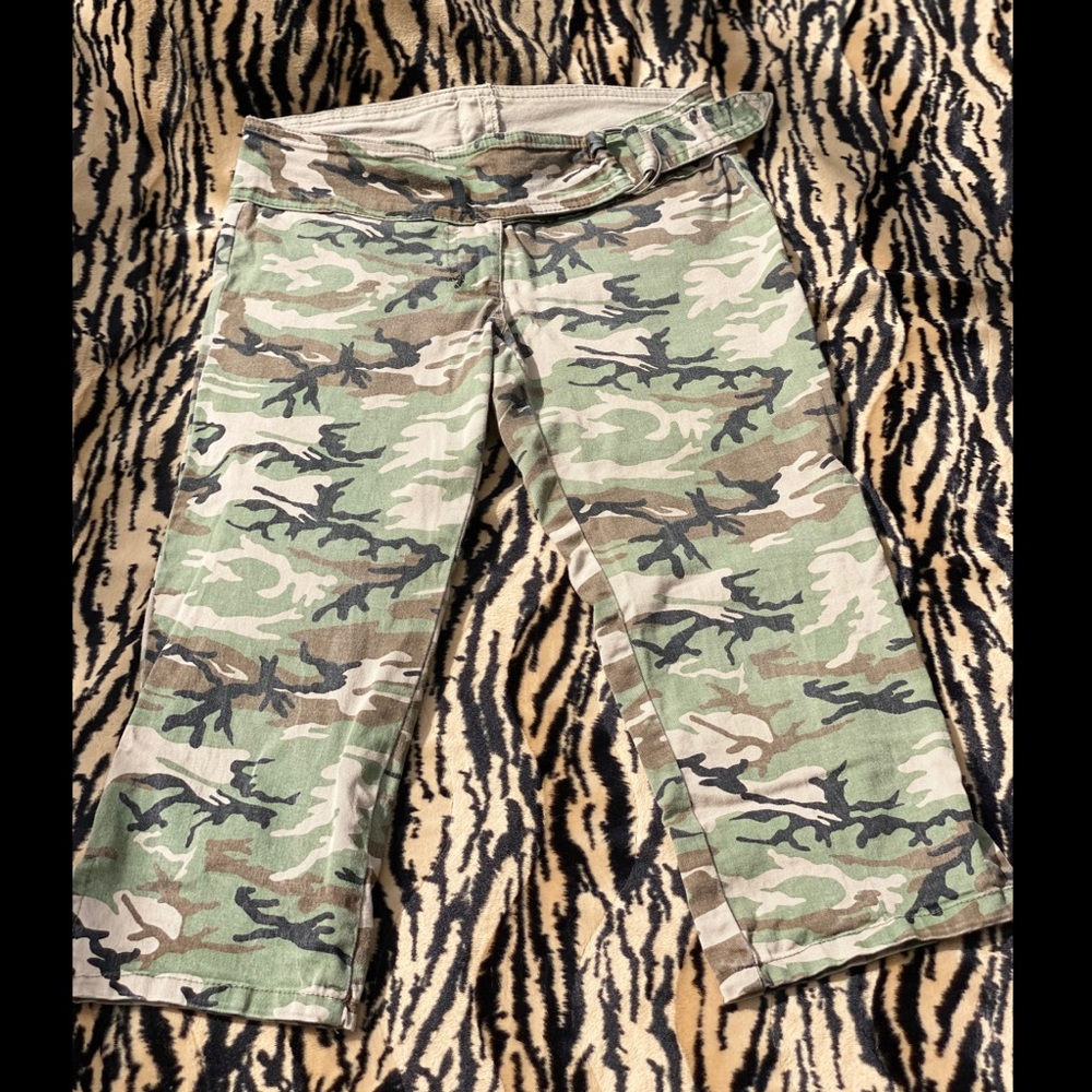 Camo Pattern Capri Pants